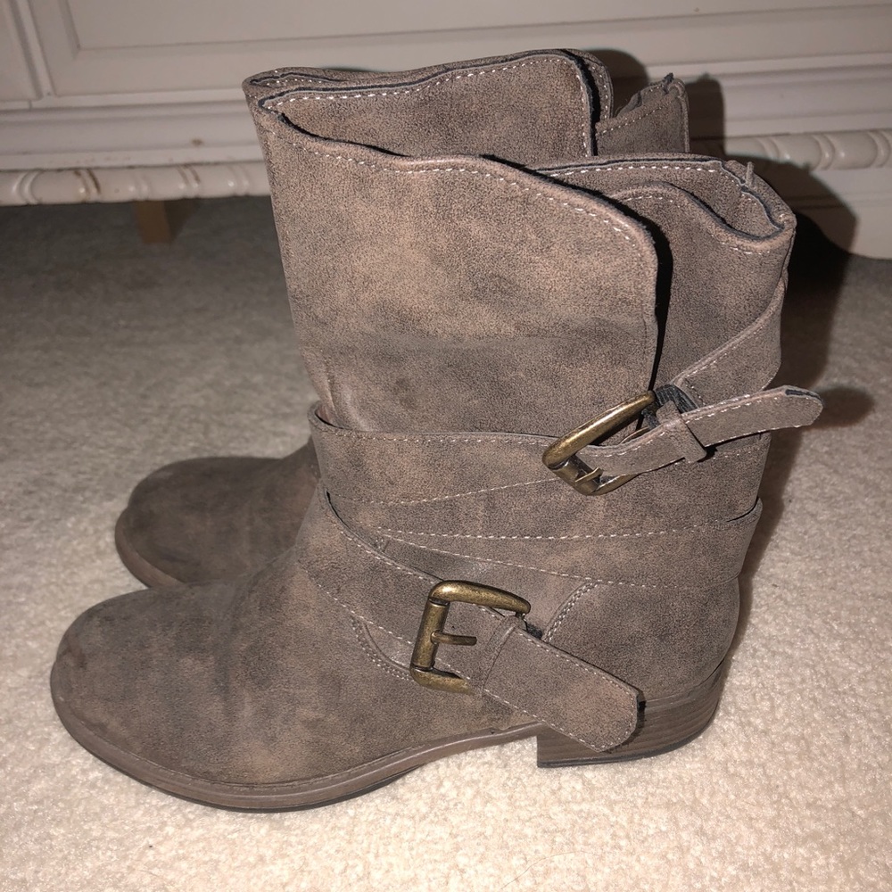 Combat boots with buckle